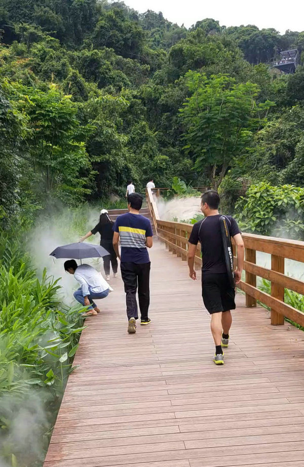 路途中，時而沾花惹草，時而風度翩翩